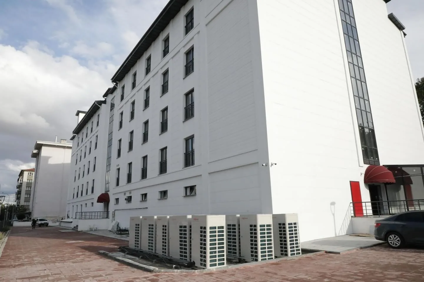 Kütahya Valisi Musa Işın, yapımı tamamlanan Kütahya Öğretmenevi binasında incelemelerde