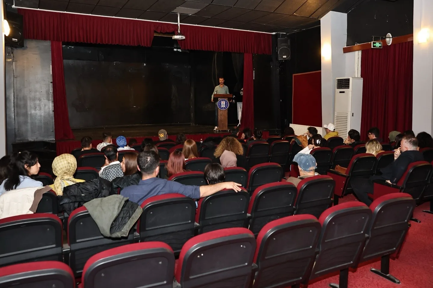 Kütahya Belediyesi bünyesinde faaliyetlerini sürdüren Şehir Tiyatrosu, gönüllü oyuncu ve