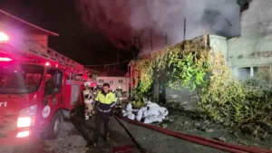 Kütahya’da iki katlı binanın çatı katında çıkan yangın, itfaiye ekiplerinin