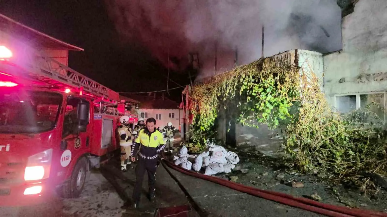 Kütahya’da iki katlı binanın çatı katında çıkan yangın, itfaiye ekiplerinin