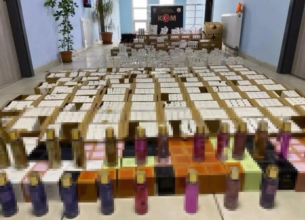 Kütahya’nın Tavşanlı ilçesinde bir araçta 3 bin 755 şişe gümrük