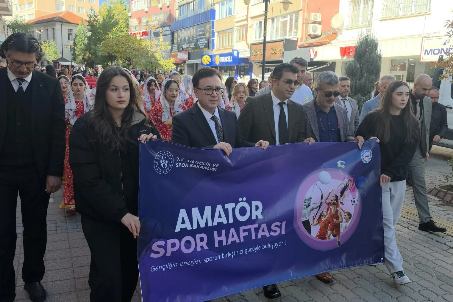 Amatör Spor Haftası, Kütahya’da coşkulu bir yürüyüşle başladı. Kütahya Gençlik