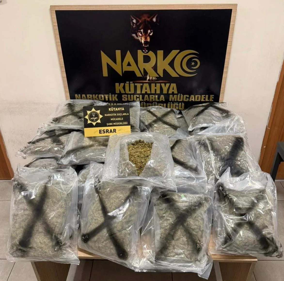 Kütahya’da Narkotik Suçlarla Mücadele Şube Müdürlüğü ekiplerinin düzenlediği uyuşturucu operasyonunda