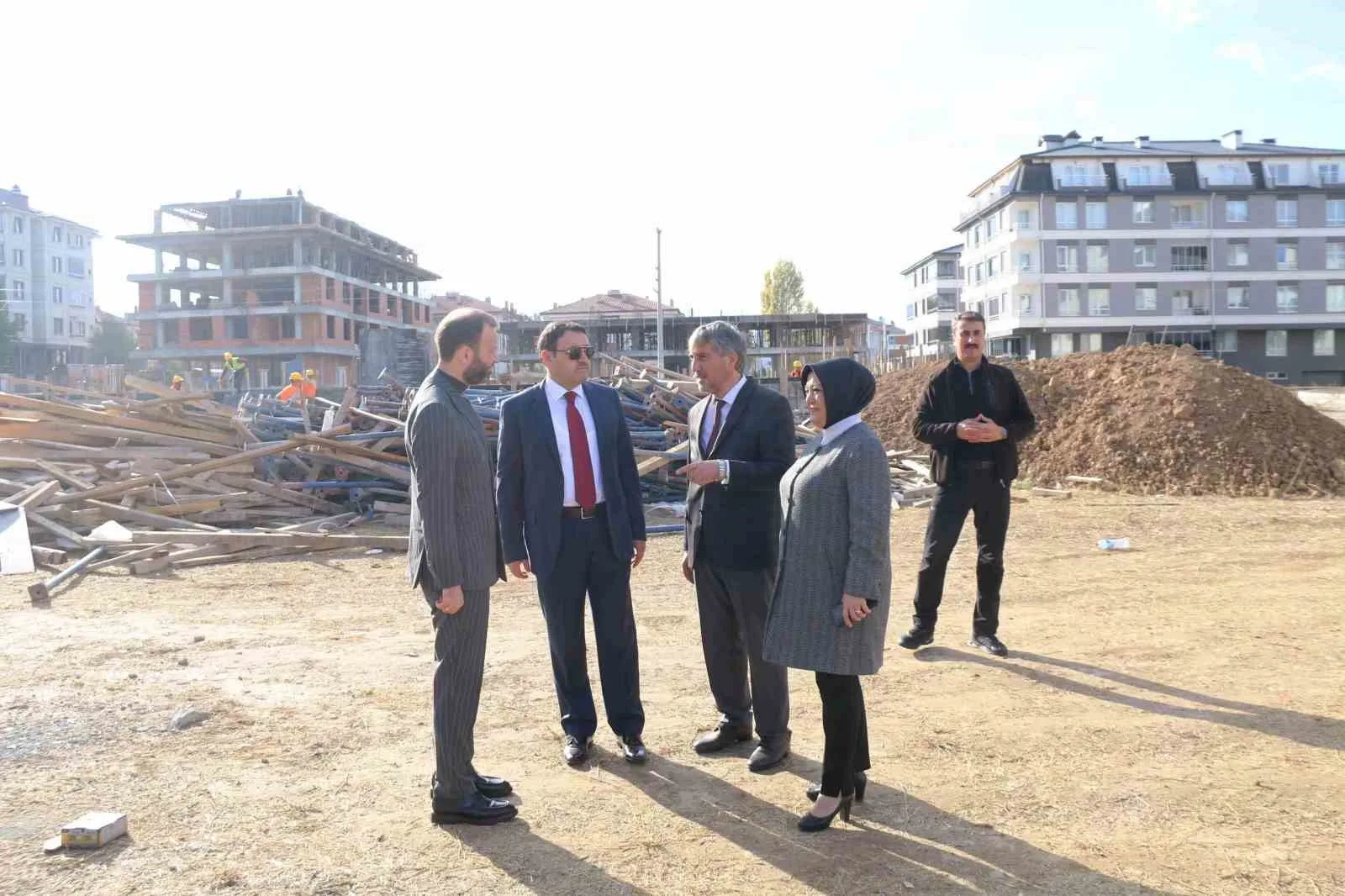 Kütahya il merkezinde yapımı devam eden eğitim yatırımları yerinde incelendi.