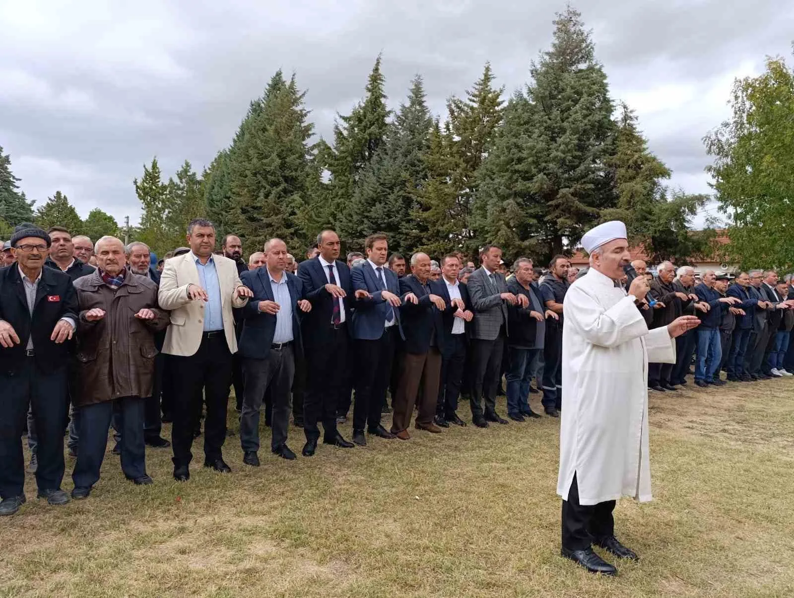 Kütahya’nın Gediz ilçesi Eskigediz beldesine bağlı Akçaalan Mahallesi’ndeki çim sahada