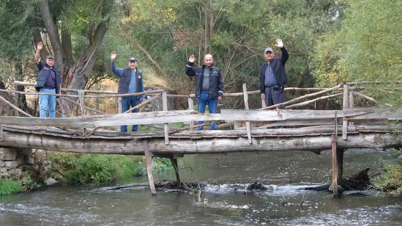 Kütahya merkeze bağlı Ahmetoluğu köyü Beşdeğirmenler Mahallesi sakinleri, Porsuk Çayı