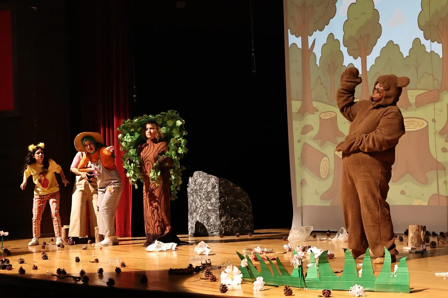 Kütahya Belediyesi Şehir Tiyatrosu tarafından sahnelenen “Ormanın Koruyucuları” adlı müzikli