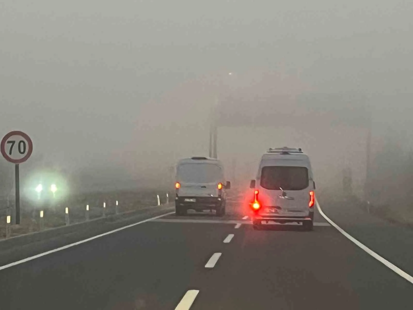 Kütahya’da sabah saatlerinde etkili olan yoğun sis, şehirde yaşamı olumsuz