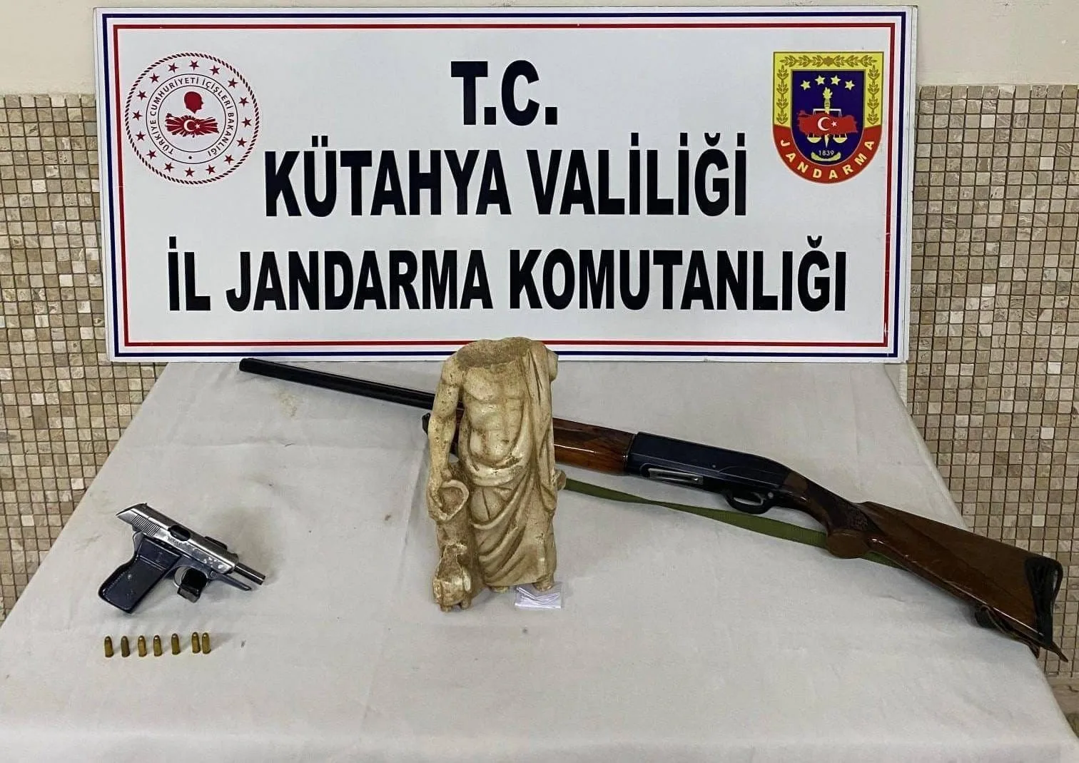 Kütahya’nın Emet ilçesinde jandarma ekipleri tarafından yapılan operasyonda bir köy