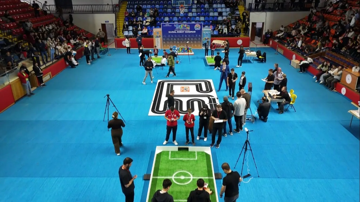 Kütahya’da düzenlenen Ulusal Robot Yarışması, büyük bir heyecan ve coşkuya