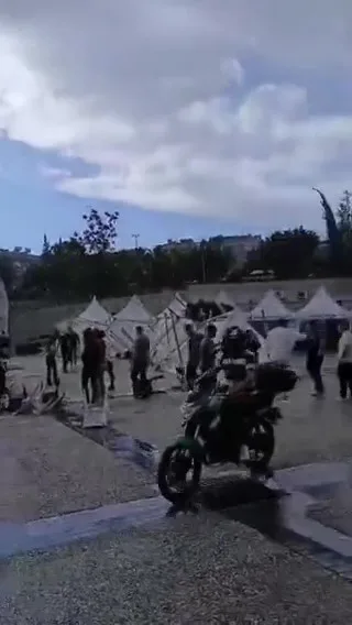 Adana’da Çukurova Belediyesi Kariyer Fuarı için kurulan bazı çadırlar, etkili