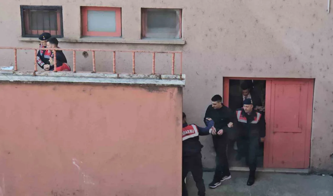 Karabük’ün Safranbolu ilçesinde silah ve levye ile girdikleri kuyumcu dükkanından