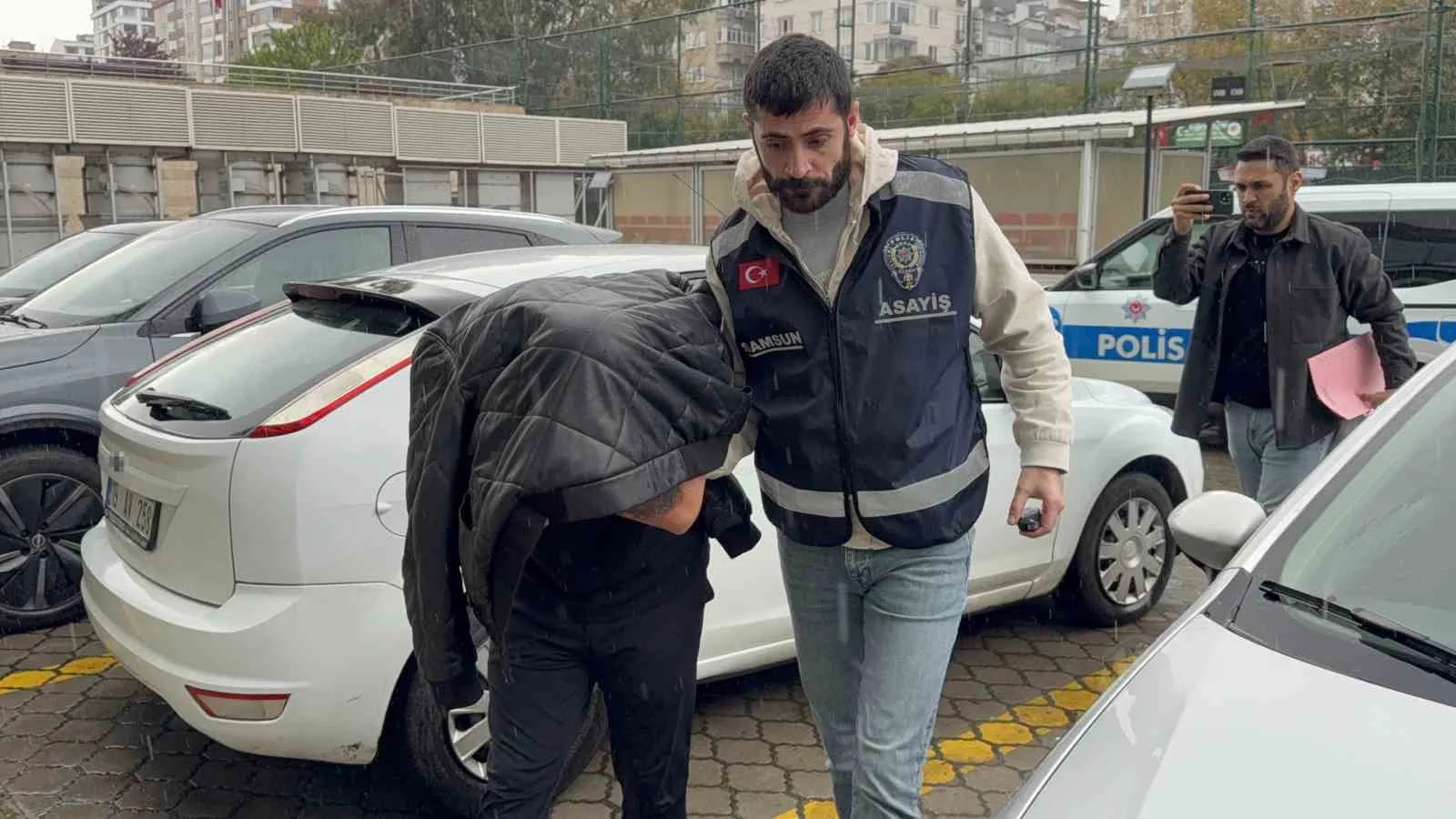 Samsun’da bir kuyumcudan 50 gram altın çalan şüpheli, polis ekiplerince