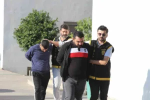 Adana’da kuzenlerin kavgasında taraflardan biri bıçaklanarak hayatını kaybetti. Gözaltına alınan