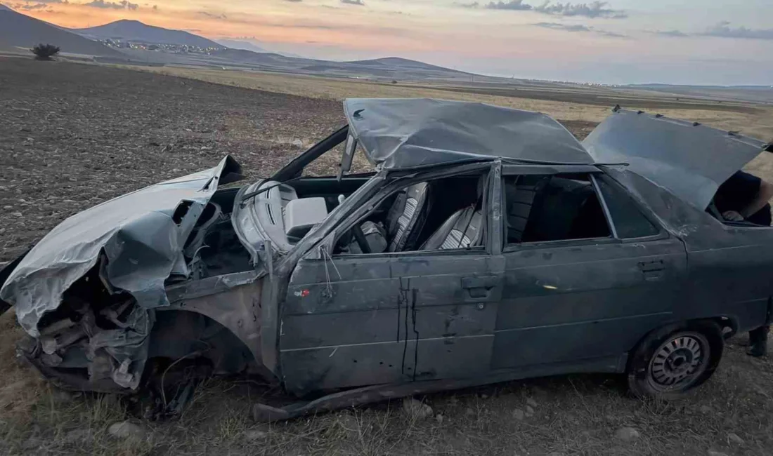 Van’ın Gevaş ilçesinde tekeri patlayan otomobil karşı yönden gelen cip