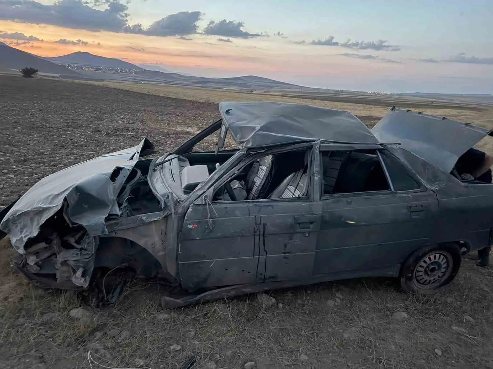 Van’ın Gevaş ilçesinde tekeri patlayan otomobil karşı yönden gelen cip