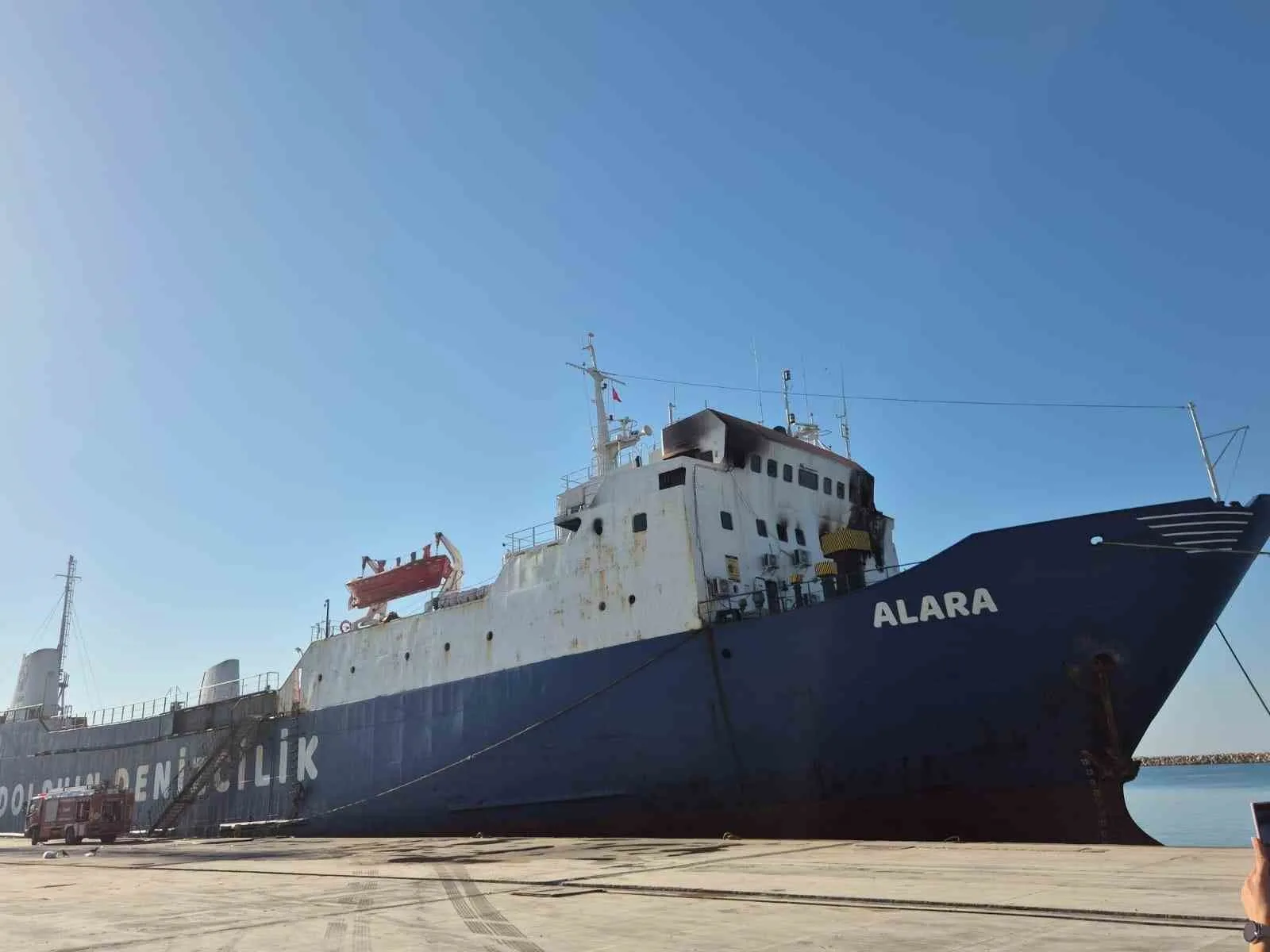 Mersin’in Silfke ilçesindeki limanda bulunan bir yük gemisinde yangın çıktı.