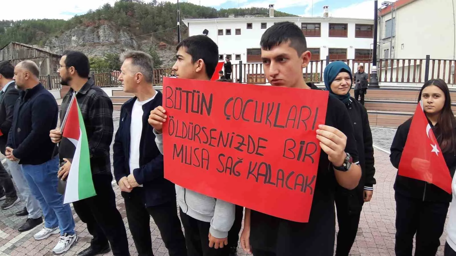 Bolu’nun Mudurnu ilçesinde lise öğrencileri, Gazze halkına destek amacıyla “Filistin