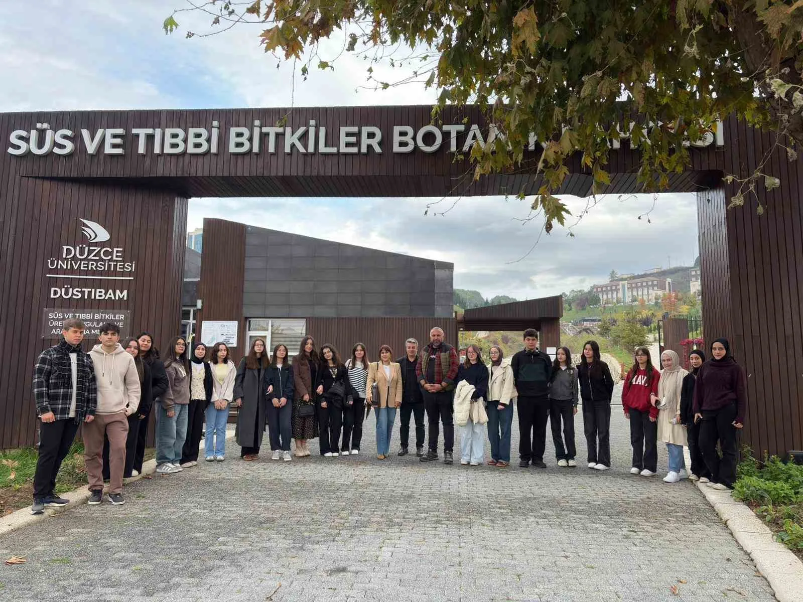 Cumhuriyet Anadolu Lisesi öğrencileri ve öğretmenleri doğanın sonbahar renklerini keşfetmek
