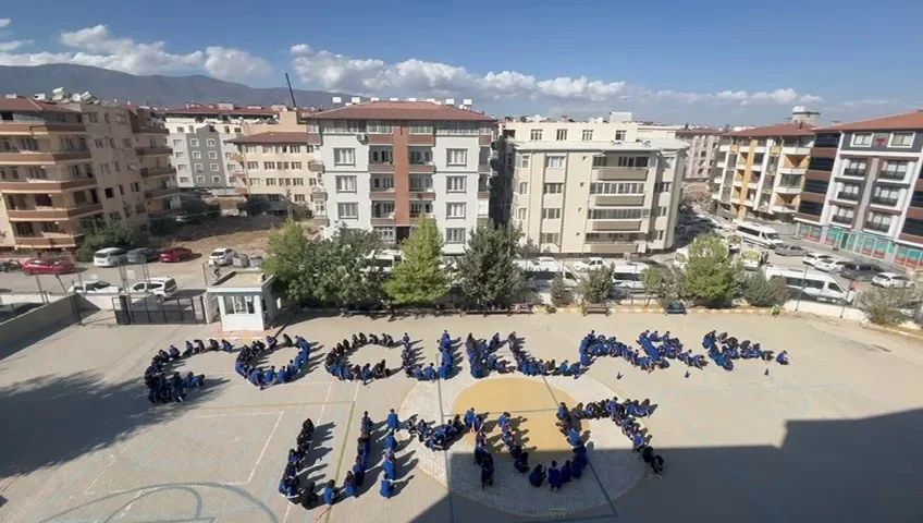 Hatay’da lise öğrencileri, “Çocuklara Umut” koreografisi ile Gazzeli çocuklara umut