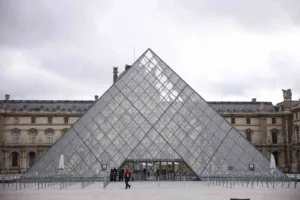 Fransa’daki Louvre Müzesi’nden çalınan mücevherlerin değerinin yaklaşık 88 milyon euro