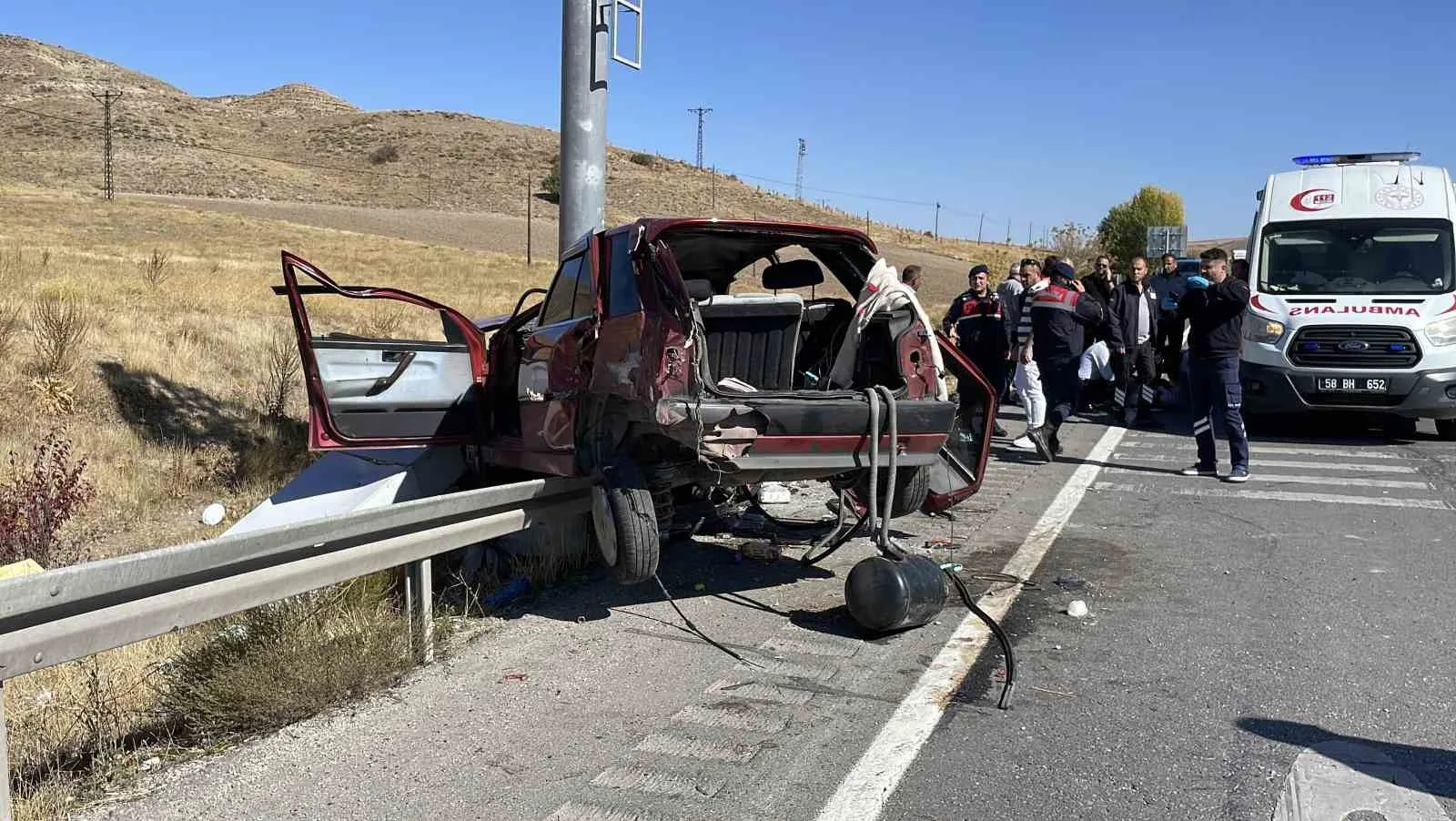 Sivas’ta meydana gelen trafik kazasında yerinden fırlayan LPG tankının patlamaması