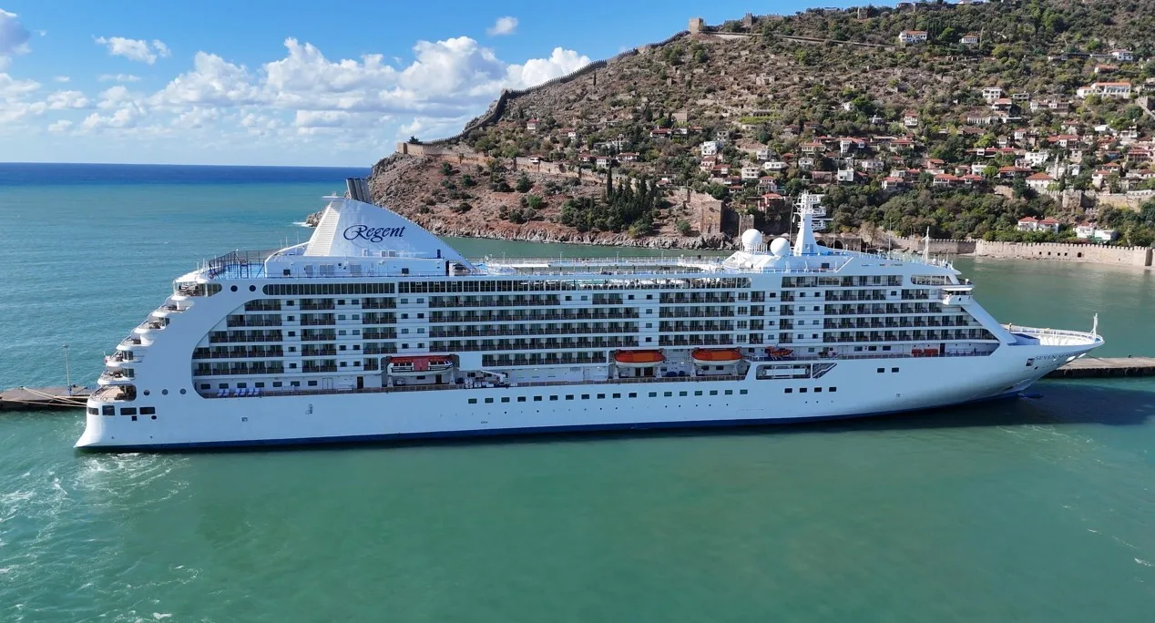 Bahama bandıralı ‘Seven Seas Voyager’ adlı lüks kruvaziyer, 677 yolcusu