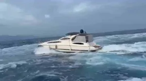 Muğla’nın Marmaris ilçesi açıklarında hareket halindeki motor ya içinde 19’u