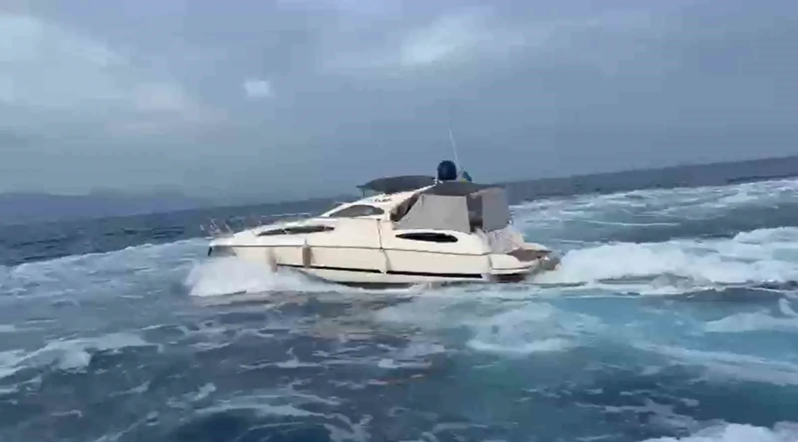 Muğla’nın Marmaris ilçesi açıklarında hareket halindeki motor ya içinde 19’u