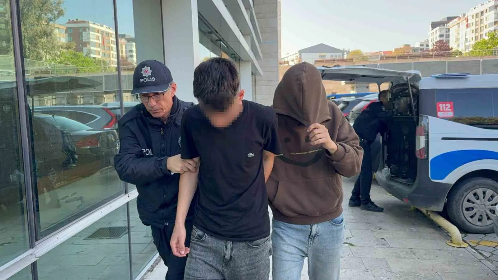 Samsun’da mağazalardan giyim eşyası çalan 2 kişi polis tarafından gözaltına