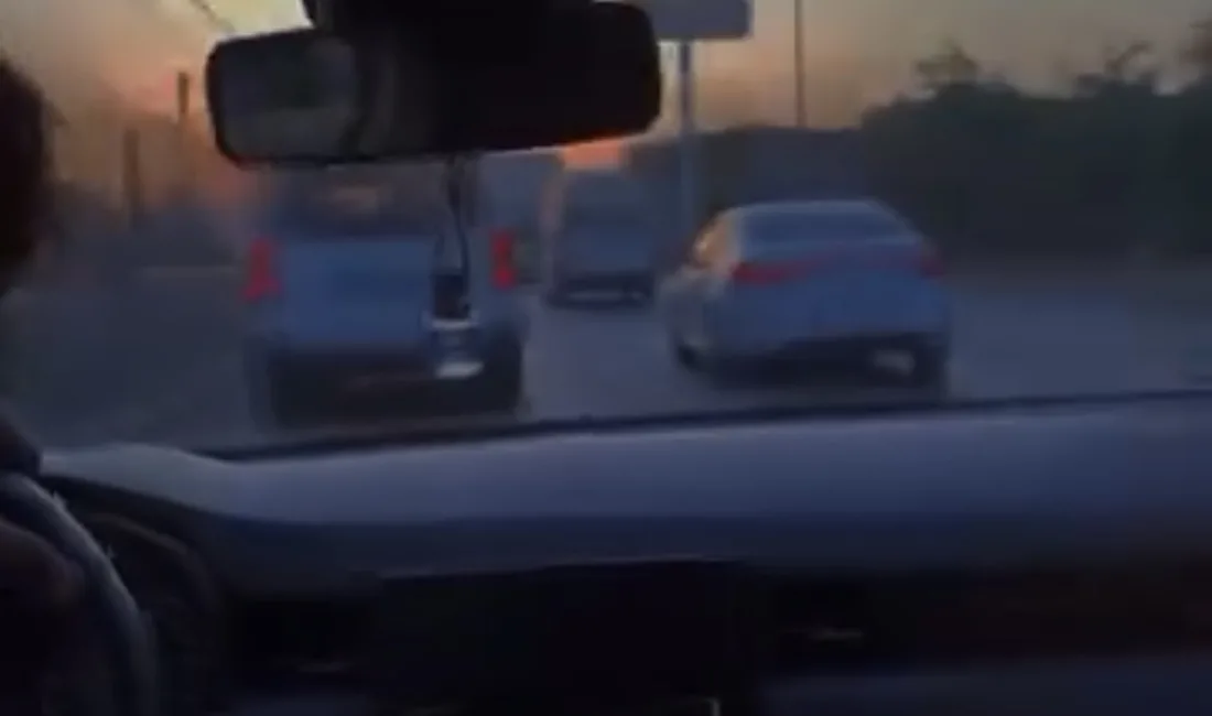 Bursa’da bir sürücü, yoğun trafikte makas atarak ilerledi. Tehlikeli anları