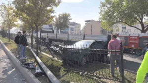 Bursa’nın İnegöl ilçesinde makas atmaya kalkan otomobil, aydınlatma direğine, ağaca