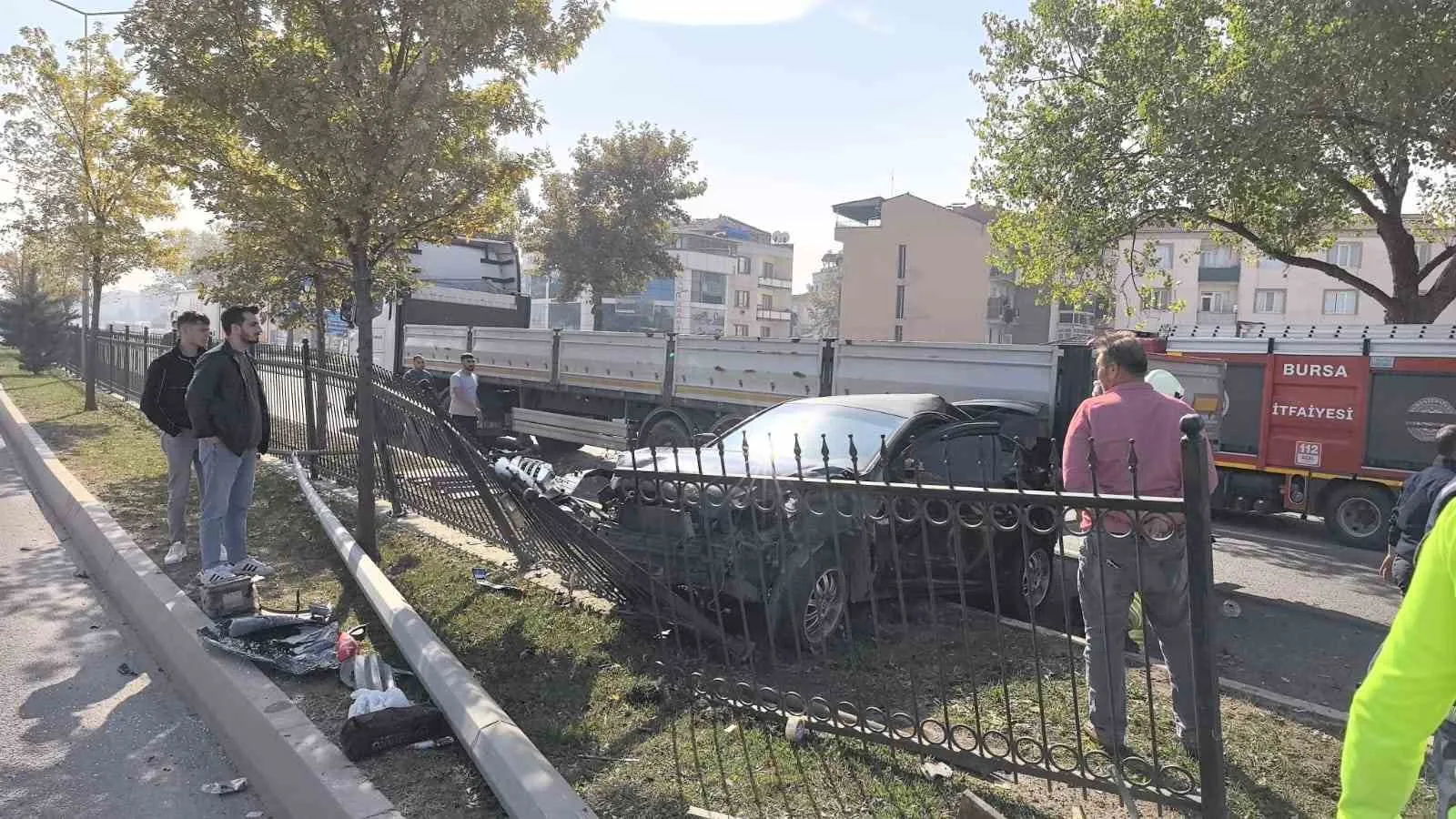 Bursa’nın İnegöl ilçesinde makas atmaya kalkan otomobil, aydınlatma direğine, ağaca