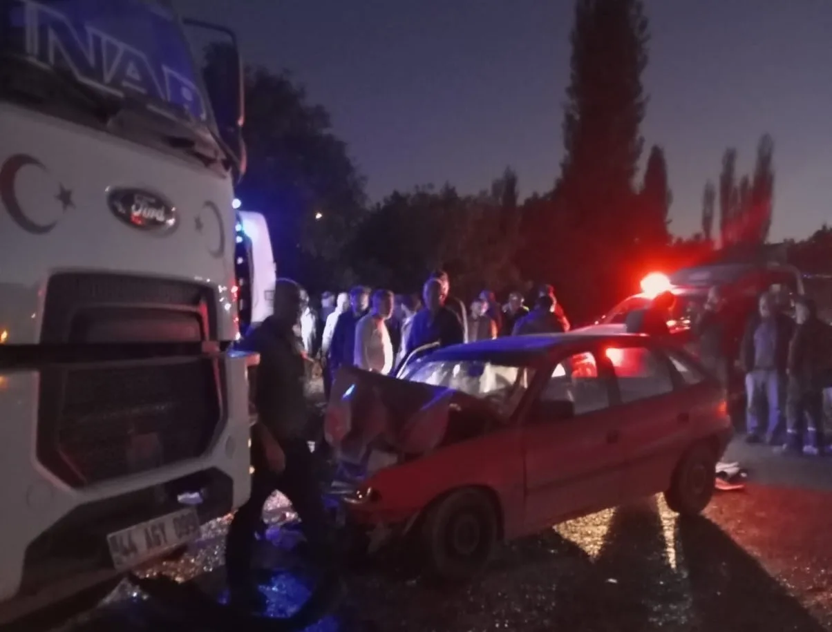Malatya’nın Doğanşehir ilçesinde hafriyat kamyonu ile otomobilin karıştığı trafik kazasında