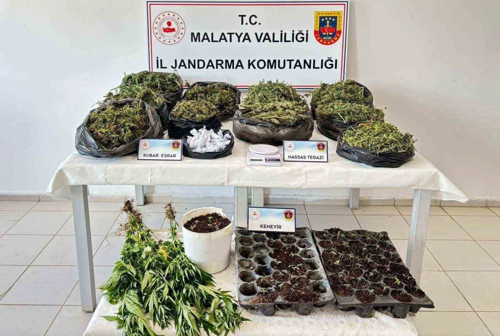 Malatya’da jandarma ekipleri tarafından düzenlenen operasyonda 13 kilo 215 gram