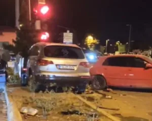 Malatya’nın Yeşilyurt ilçesinde kontrolden çıkan otomobilin ışıkta bekleyen araçlara çarpması