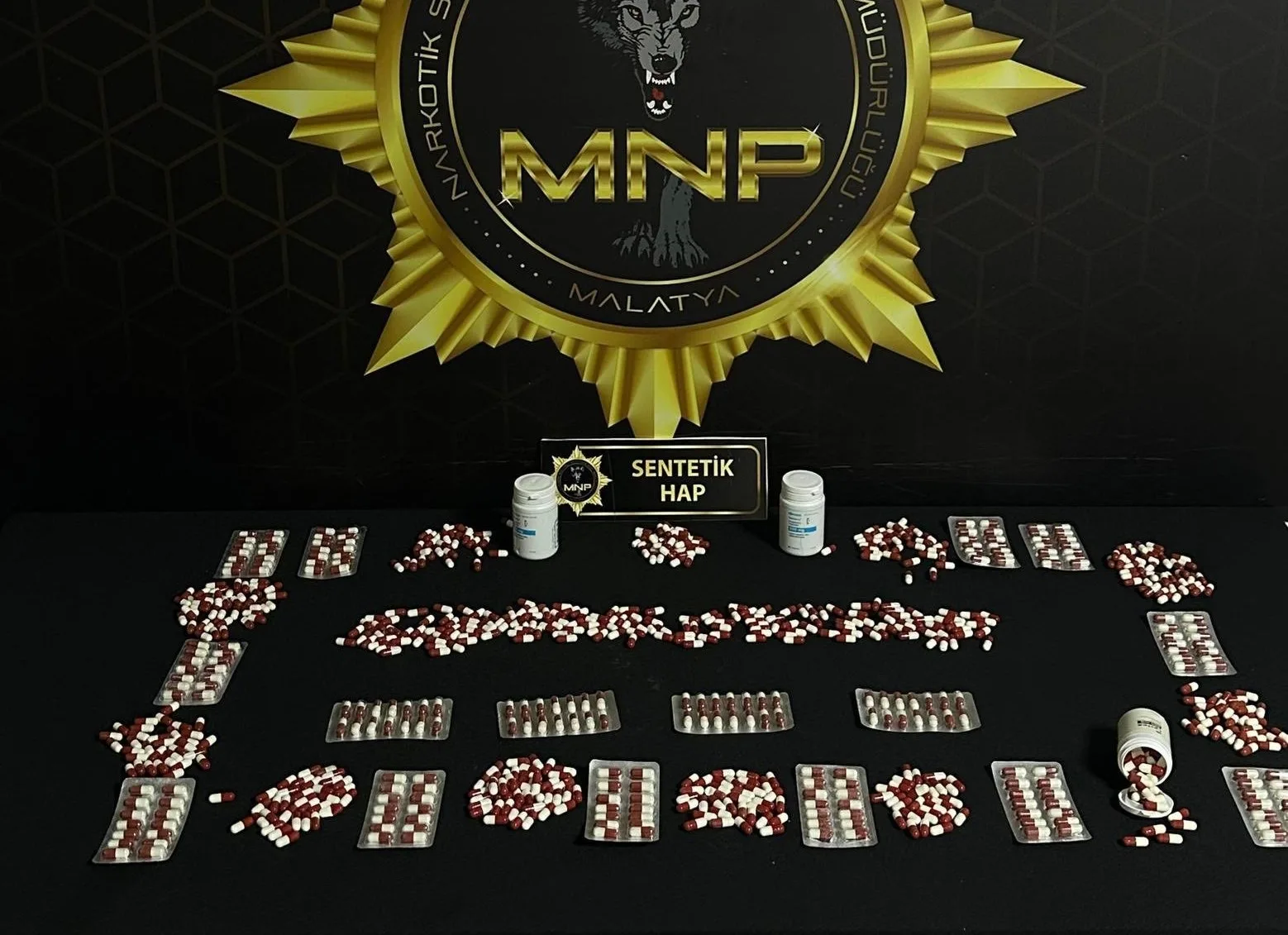 Malatya’da sokak satıcılarına yönelik düzenlenen operasyonda 898 adet uyuşturucu hap