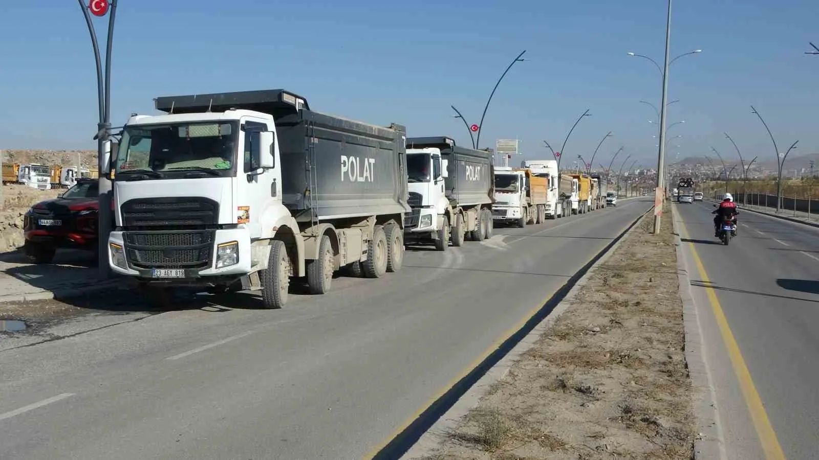 Malatya’da hafriyat taşımacılığı yapan kamyon sürücüleri, son dönemde kendilerine kesilen