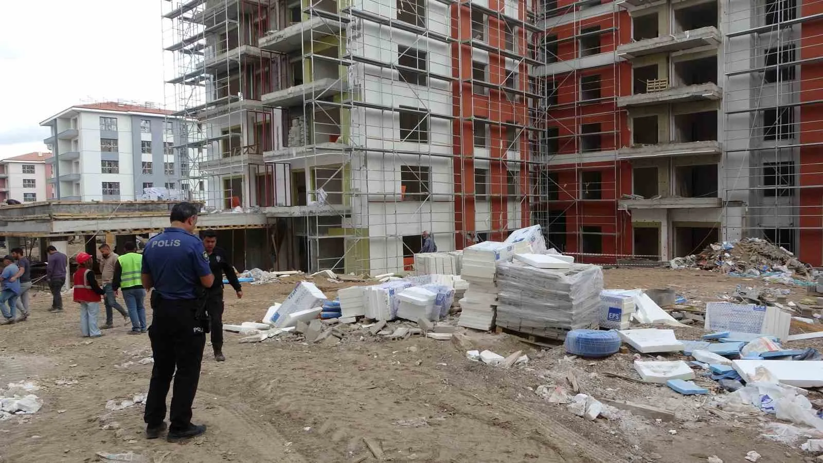 Malatya’nın Battalgazi ilçesinde çalıştığı inşaatta kafasına malzeme düşen işçi yaralandı.