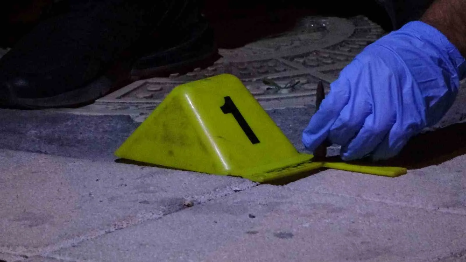 Malatya’nın Battalgazi ilçesinde kaldırımda bulunan Kalaşnikof mermisi polisi alarma geçirdi.