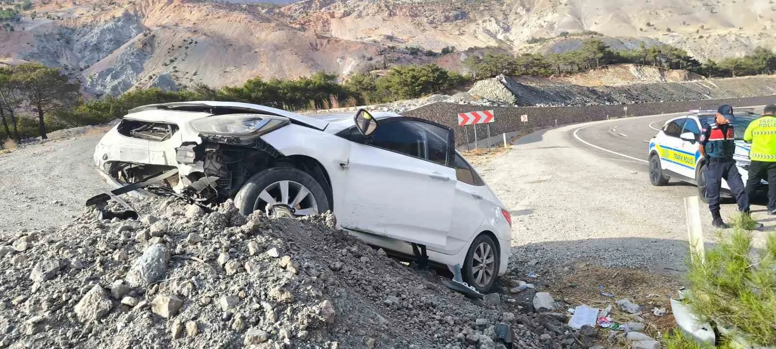 Malatya’nın Doğanşehir ilçesinde sürücüsünün kontrolünden çıkan otomobil, yol kenarındaki toprak