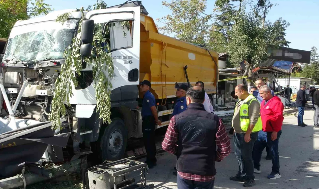 Malatya’da sürücüsünün kontrolünden çıkan hafriyat kamyonu, refüjdeki ağaçlara çarptıktan sonra