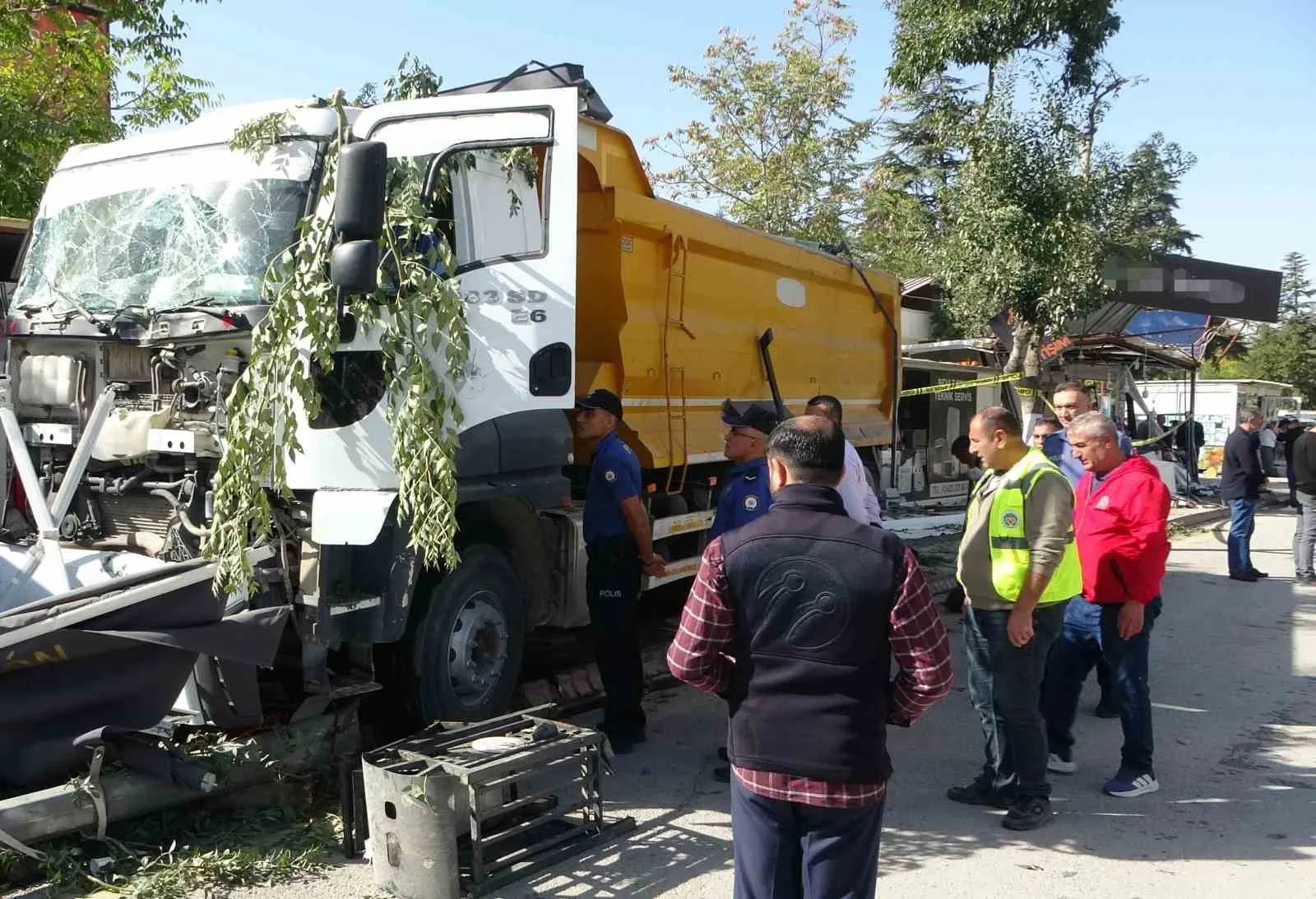 Malatya’da sürücüsünün kontrolünden çıkan hafriyat kamyonu, refüjdeki ağaçlara çarptıktan sonra