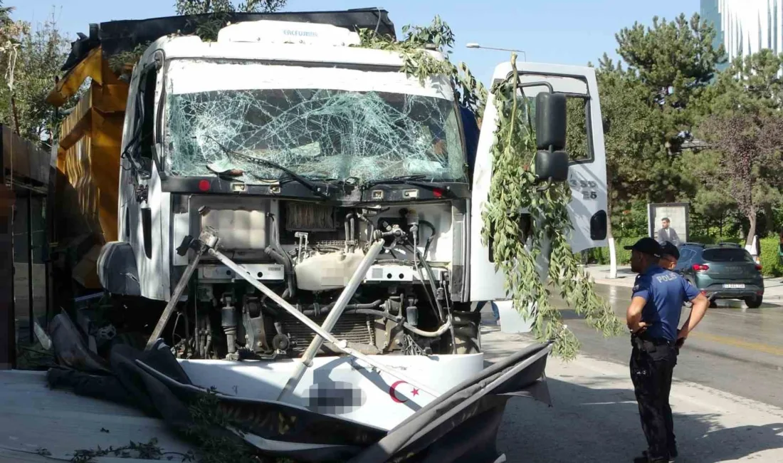 Malatya’da sürücüsünün direksiyon hakimiyetini kaybettiği hafriyat kamyonu, kaldırımdaki ağaçlara çarptıktan