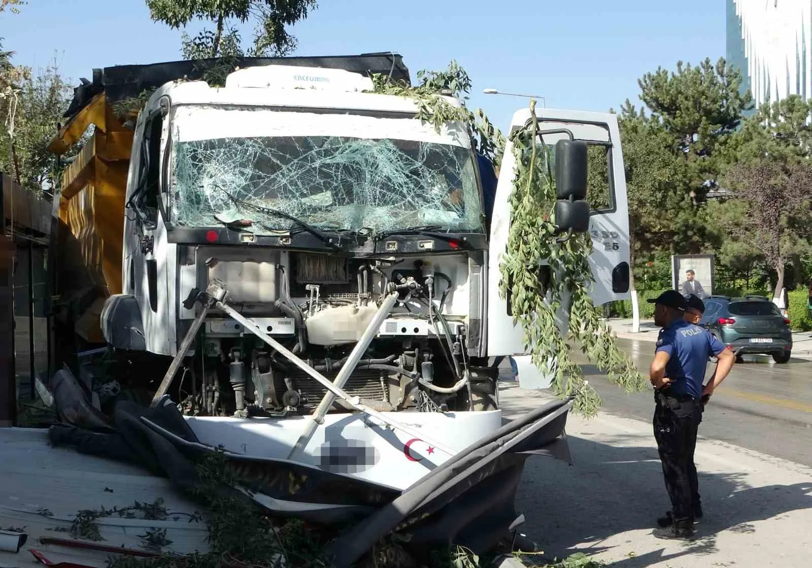 Malatya’da sürücüsünün direksiyon hakimiyetini kaybettiği hafriyat kamyonu, kaldırımdaki ağaçlara çarptıktan