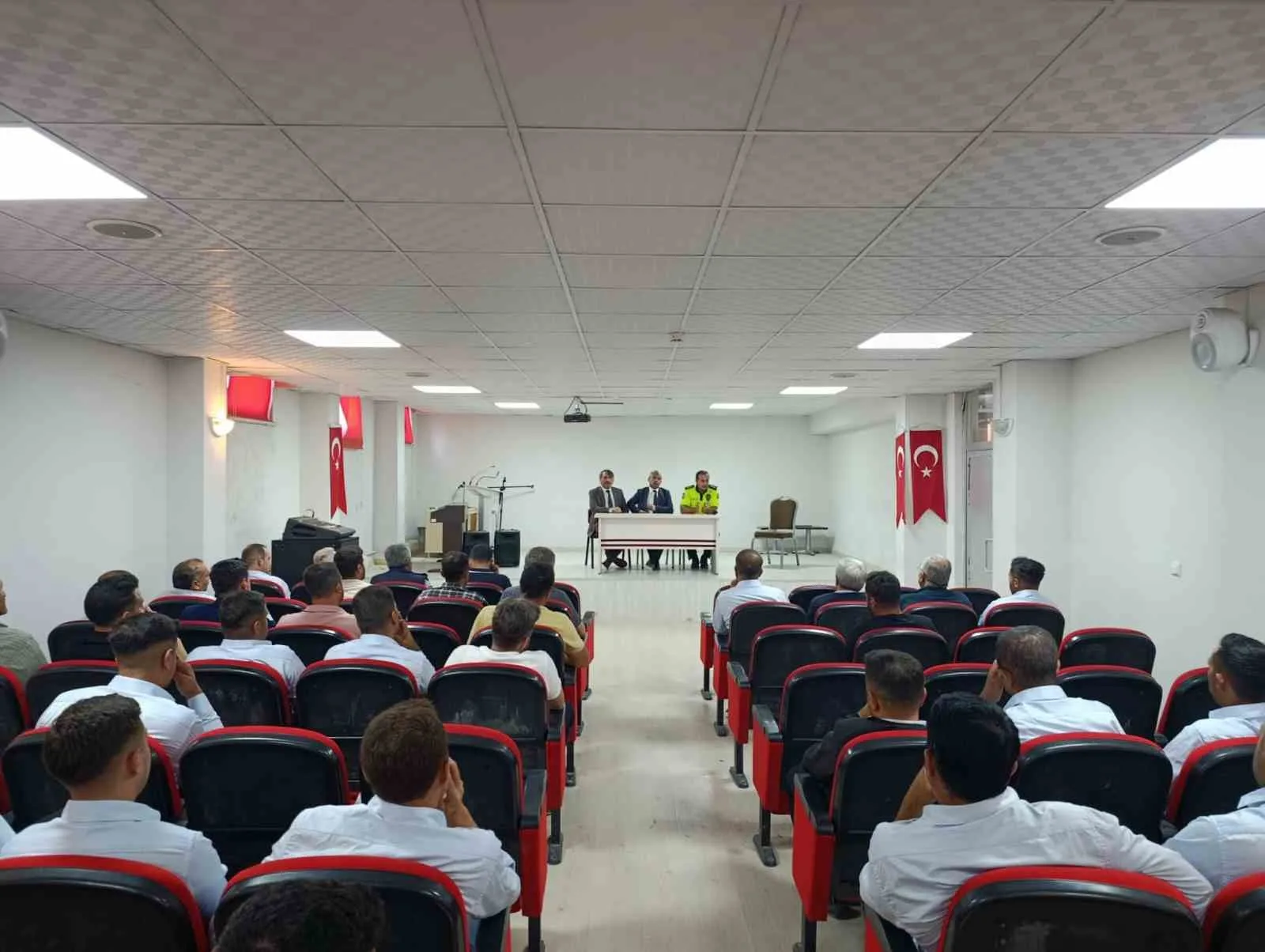 Malatya’da okul servisi sürücülerine yönelik trafik güvenliği, öğrenci indirme-bindirme kuralları