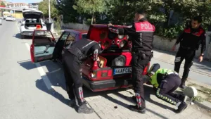 Malatya’da polisin “dur” ihtarına uymayan araç, kovalamaca sonucu kaza yaptı.