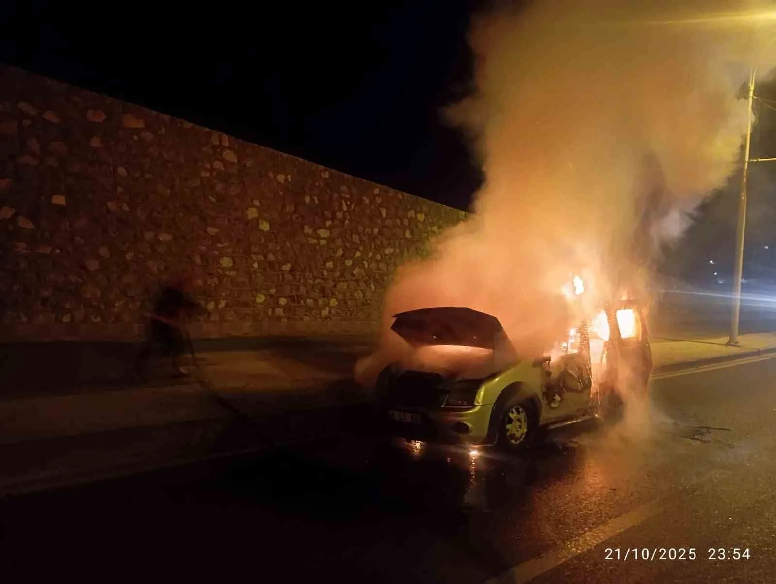 Malatya’nın Battalgazi ilçesinde seyir halindeki bir araçta çıkan yangın paniğe