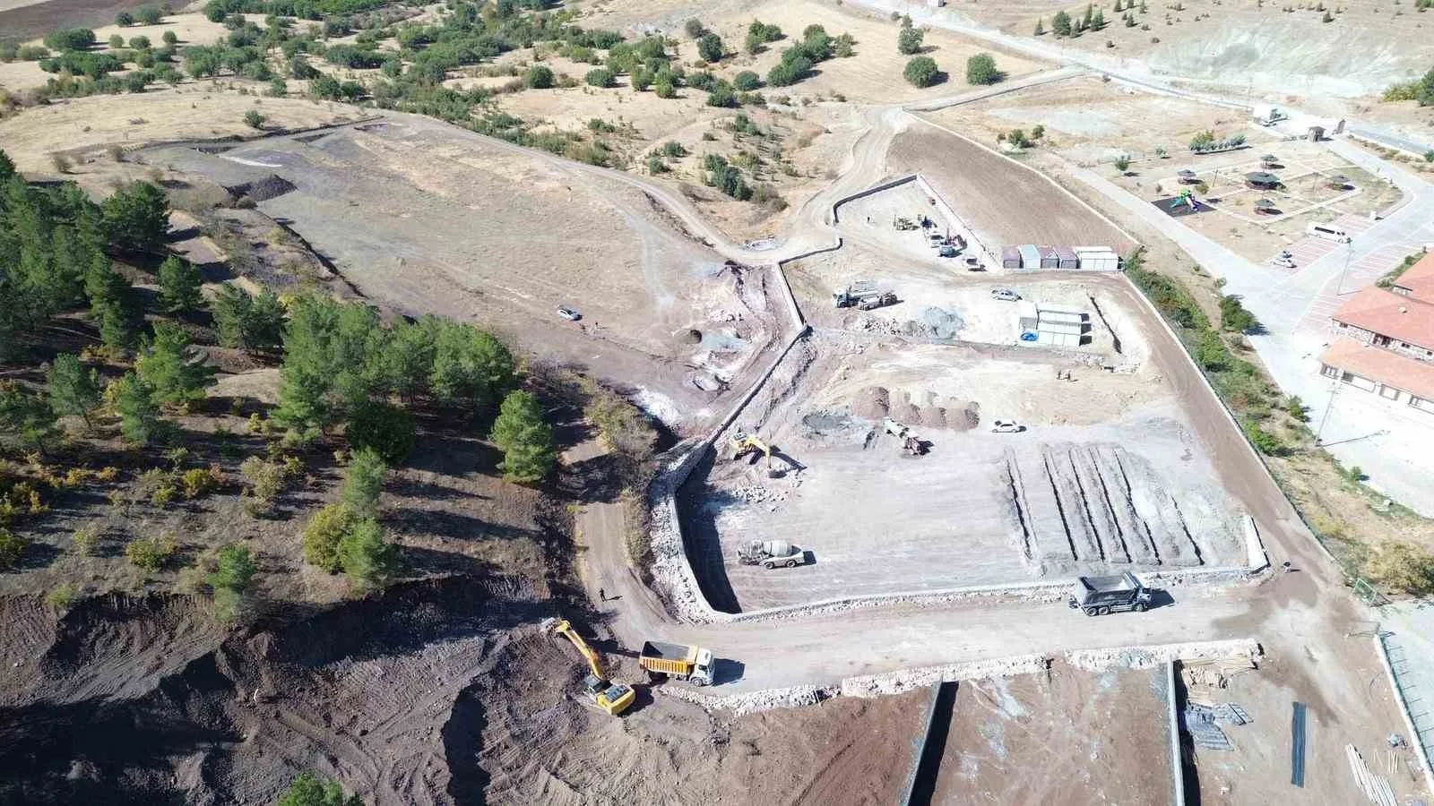 Battalgazi Belediyesi tarafından Yeniköy Mahallesi’nde yapımı süren hayvan barınağında çalışmalar