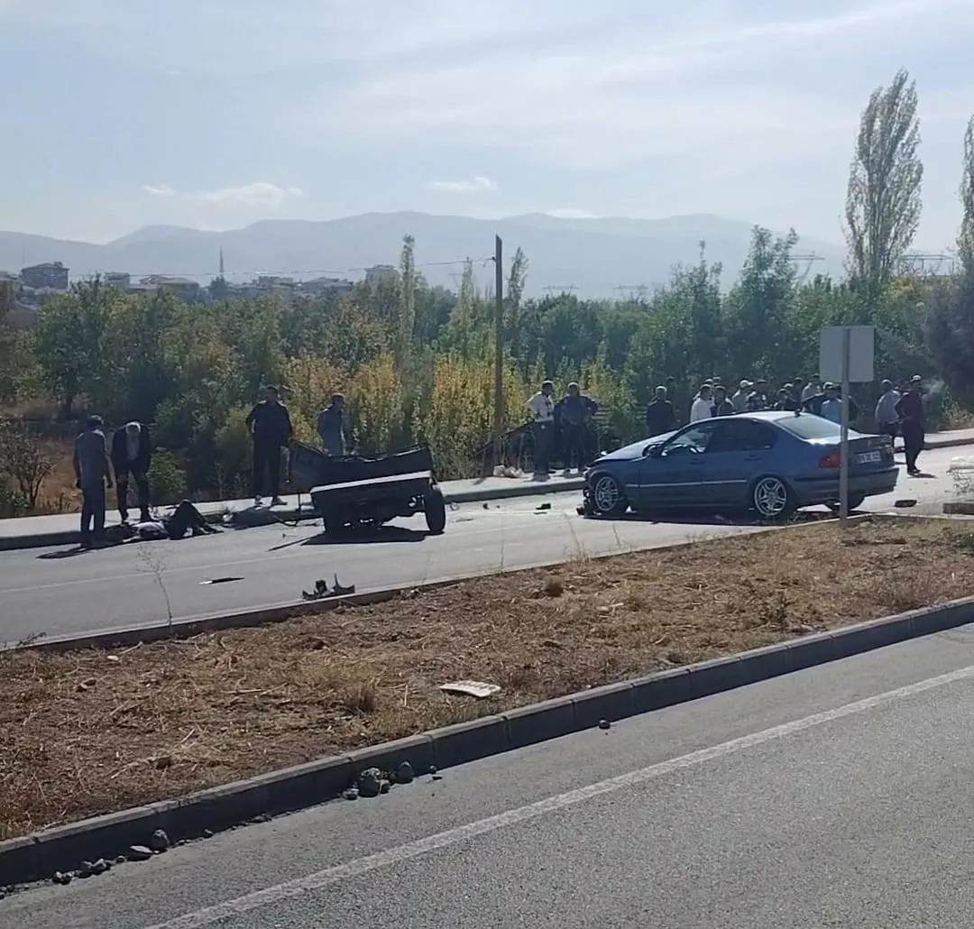 Malatya’nın Battalgazi ilçesinde çapa motoru ile iki otomobilin karıştığı trafik